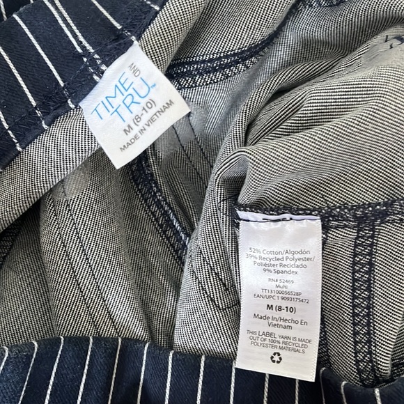 Pinstripe Capri 💙Jegging Navy Med - Picture 6 of 7